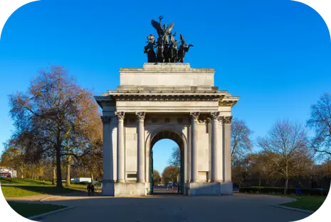 Vista frontal del Wellington Arch en Hyde Park