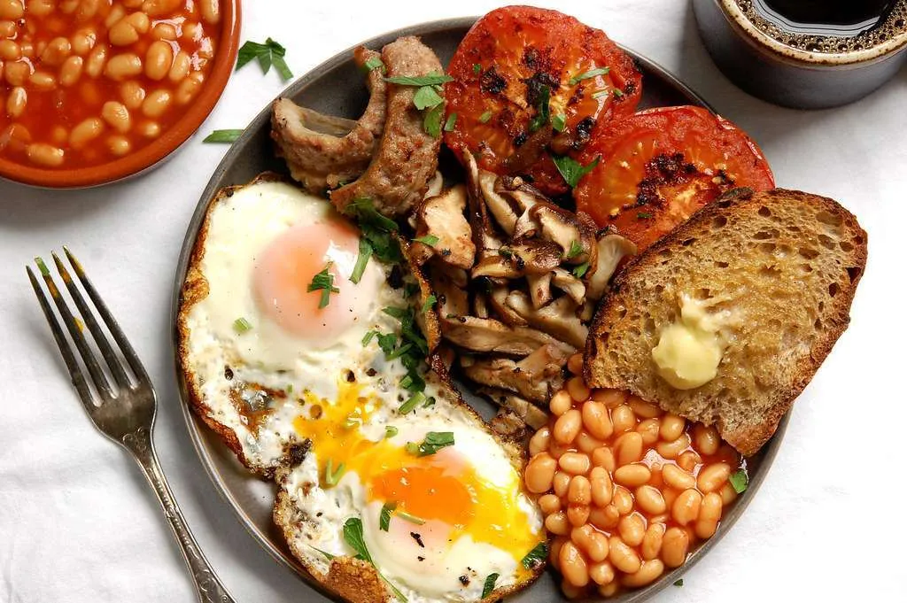Full English breakfast con huevos, bacon, salchichas y alubias en Londres